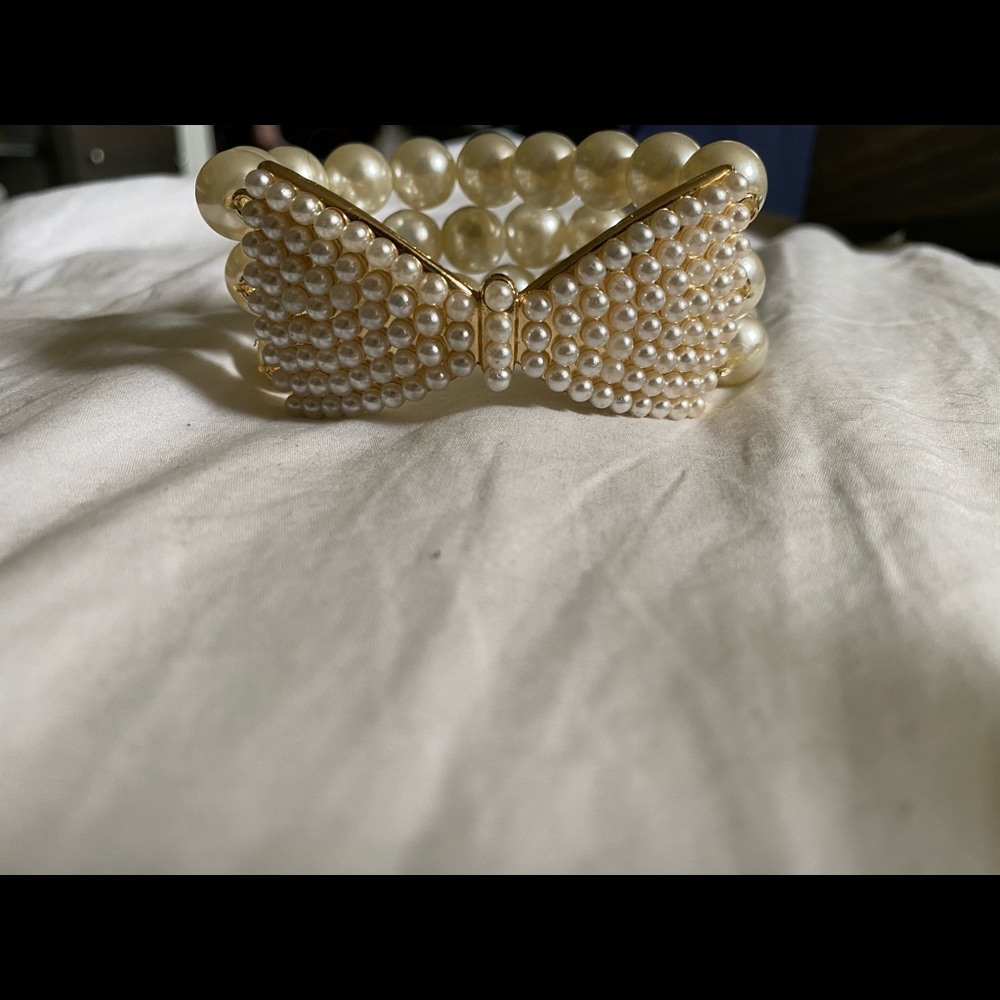 Bow tie pearl bracelet